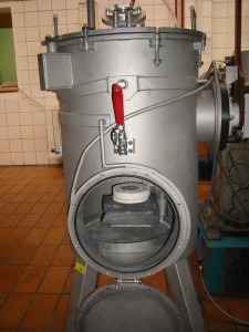 Vacuum chamber for induction melting in controlled atmosphere