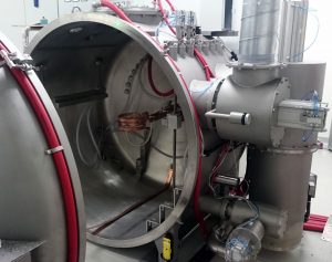 Vacuum chamber for induction melting in vacuum or controlled atmosphere