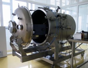 Vacuum chamber for space simulation